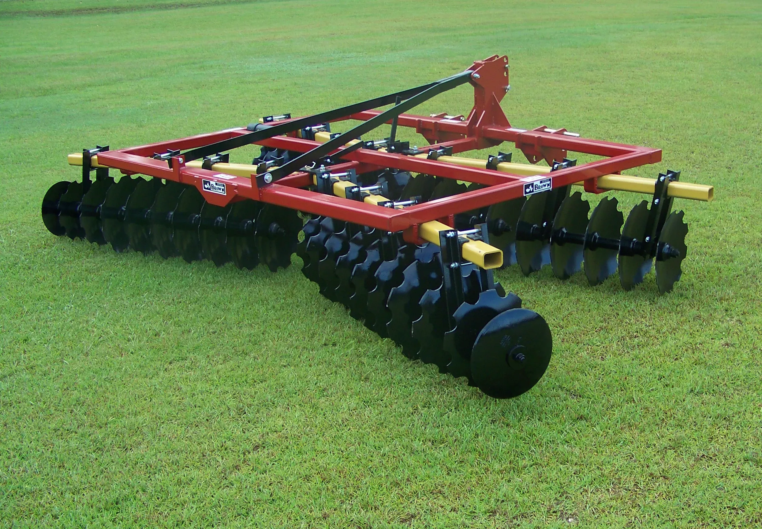 Brown Disk Harrow Tandem 3PT Hitch | Model BDH Series | Cutting Width 11′ to 14’6″ | Horsepower 95–125+ HP 4WD | For Tractor